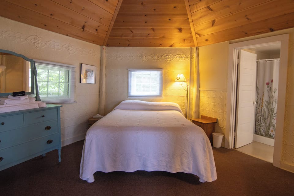 Cottage, 1 Bedroom, Lakeside | Free cribs/infant beds, bed sheets