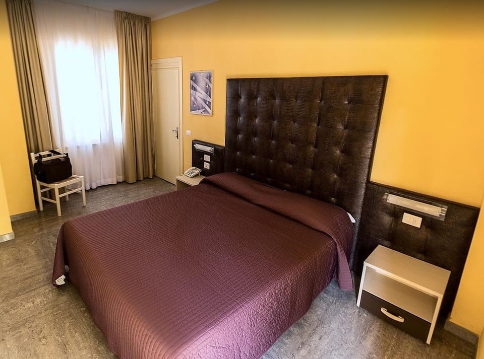 Double Room | In-room safe, desk, bed sheets