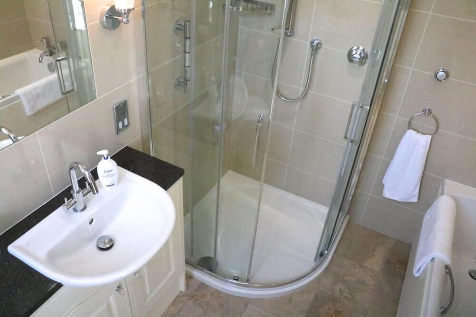 Wisteria Room | Bathroom | Bathrobes, towels