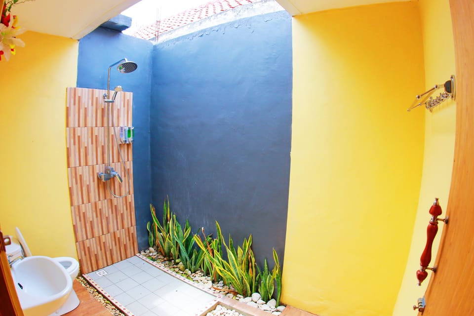 Shower, rainfall showerhead, free toiletries, bidet