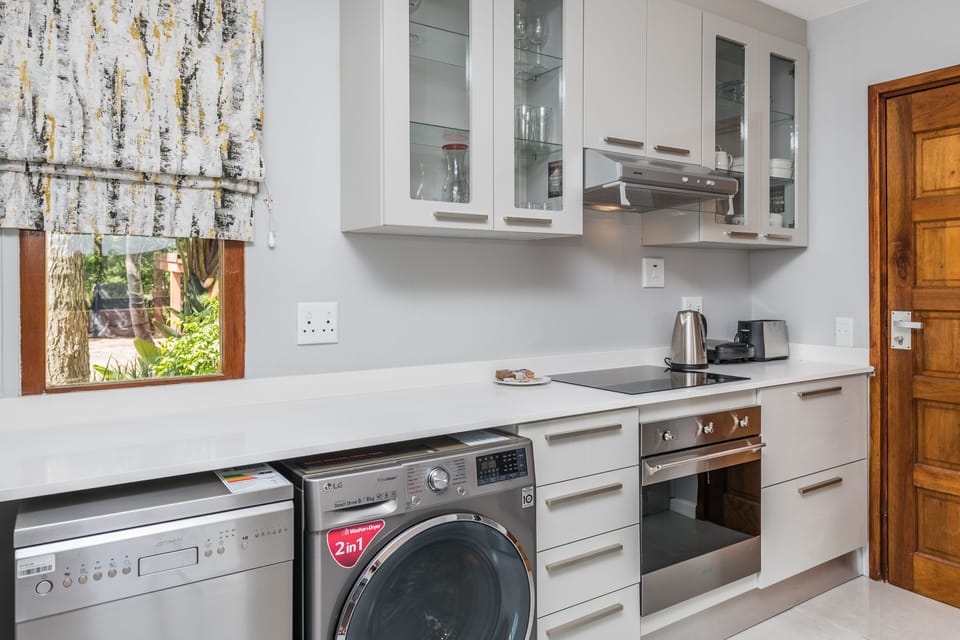 Superior Villa, 1 Double Bed, Non Smoking | Private kitchen | Full-size fridge, microwave, oven, stovetop