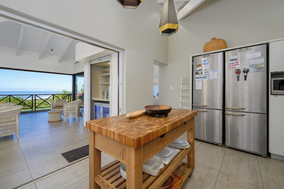 Full-size fridge, microwave, oven, stovetop