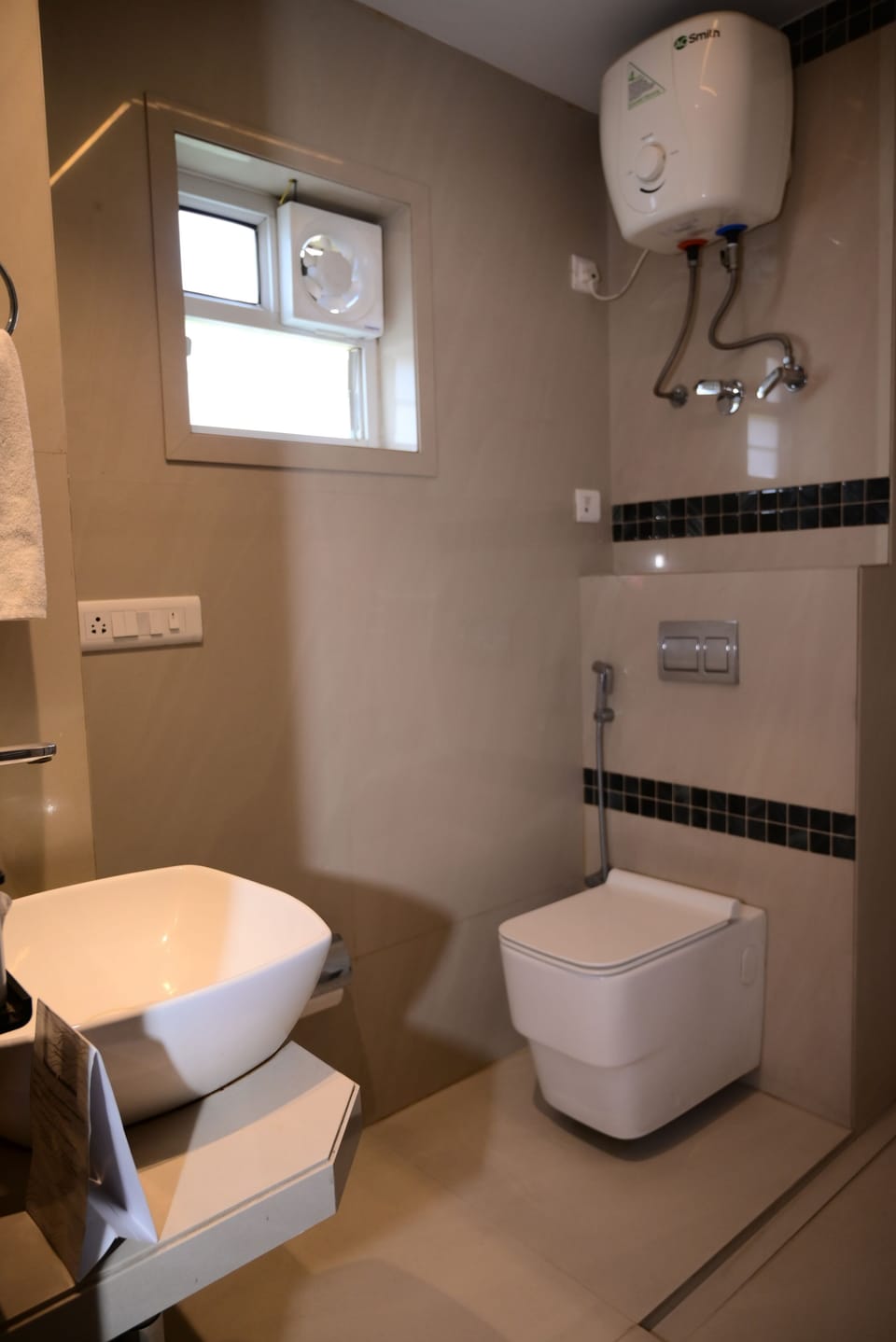 Shower, free toiletries, bidet, towels