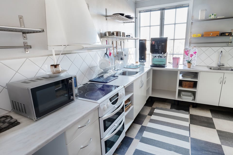 Basic Double Room | Shared kitchen | Full-size fridge, microwave, oven, stovetop