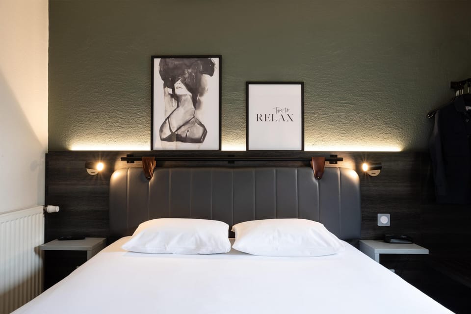 Standard Room, 1 Queen Bed | Individually decorated, desk, soundproofing, iron/ironing board