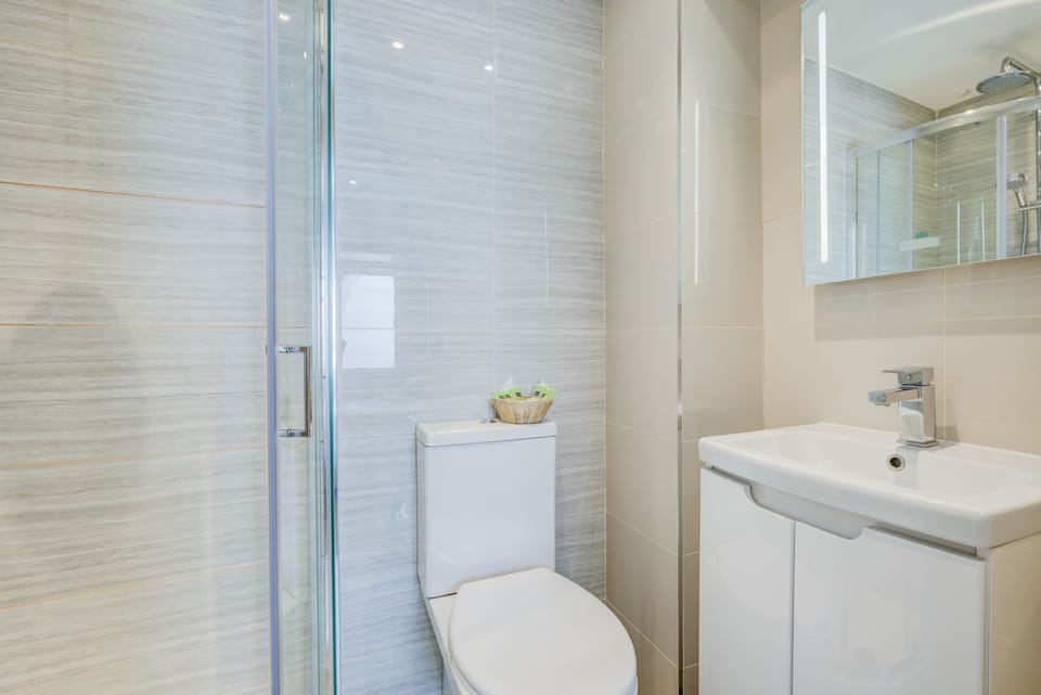 Double Room | Bathroom | Free toiletries, hair dryer, towels