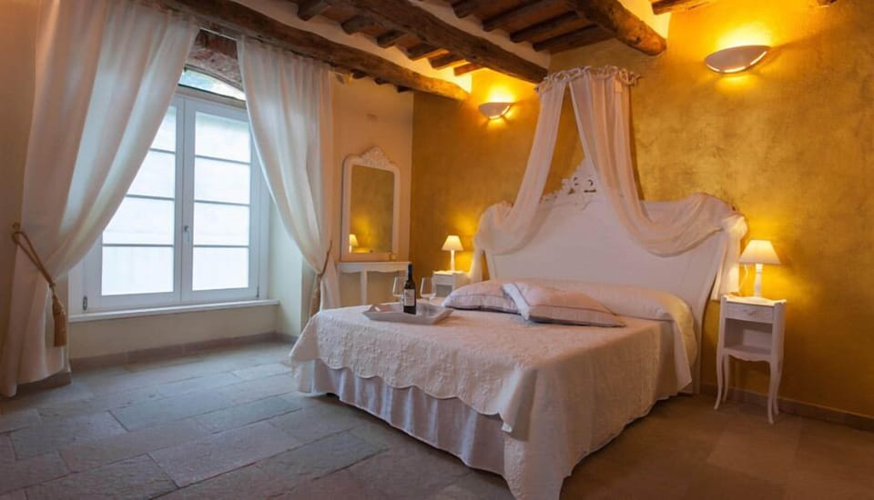 Suite (Leon) | Premium bedding, in-room safe, desk, soundproofing