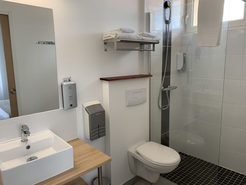 Family Triple Room | Bathroom | Free toiletries, hair dryer (on request), towels