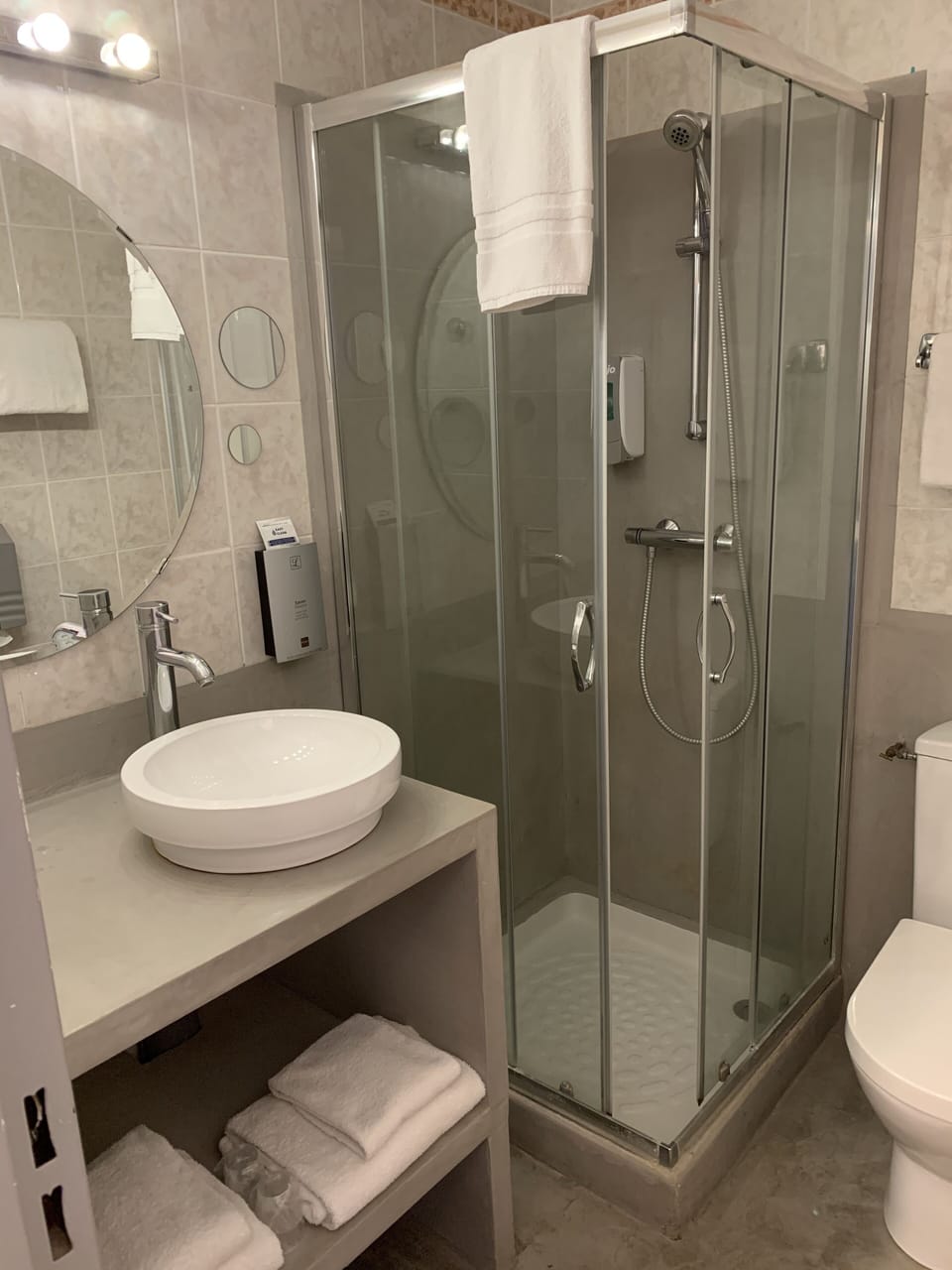 Family Room | Bathroom | Free toiletries, hair dryer (on request), towels