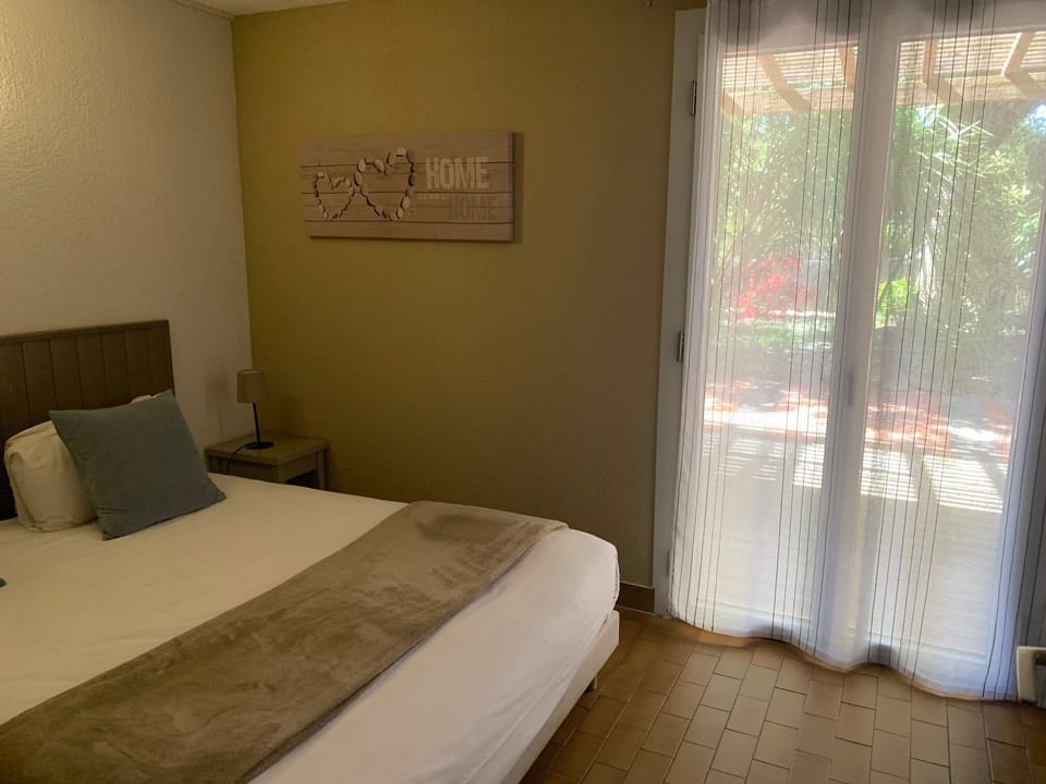 Family Room | In-room safe, desk, WiFi (free)