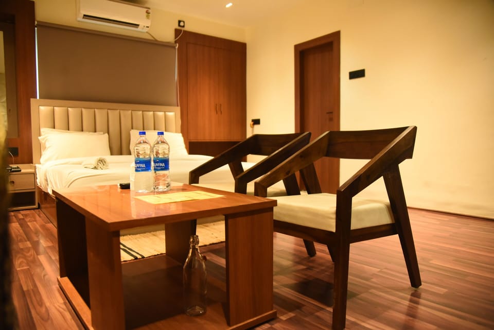 Deluxe Room, 1 Double Bed, Smoking | In-room dining