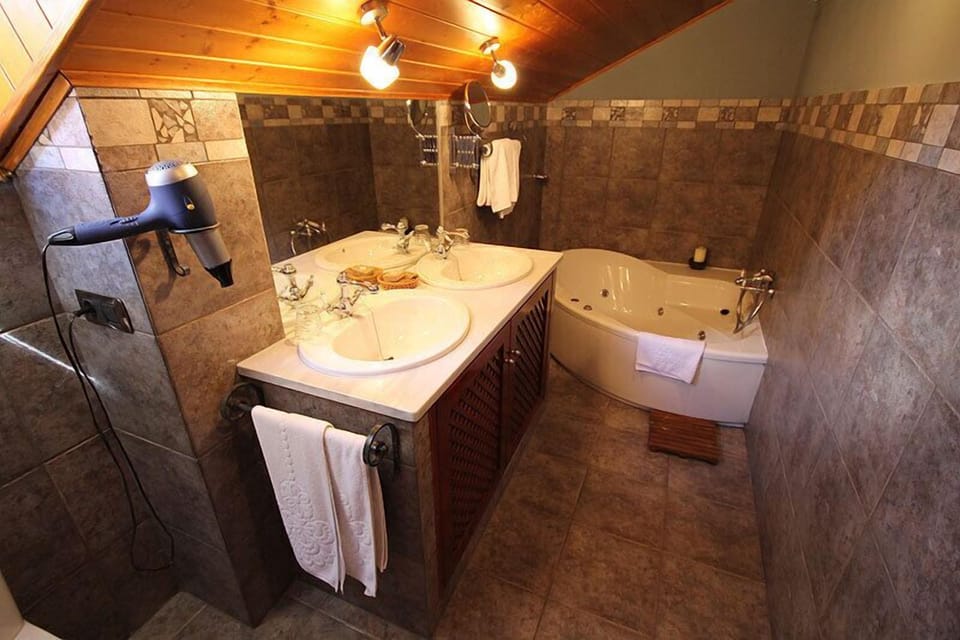 Suite | Bathroom | Deep soaking tub, free toiletries, towels
