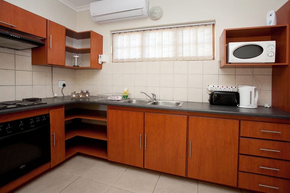 Family Suite (6 sleep) | Private kitchen | Coffee/tea maker, electric kettle