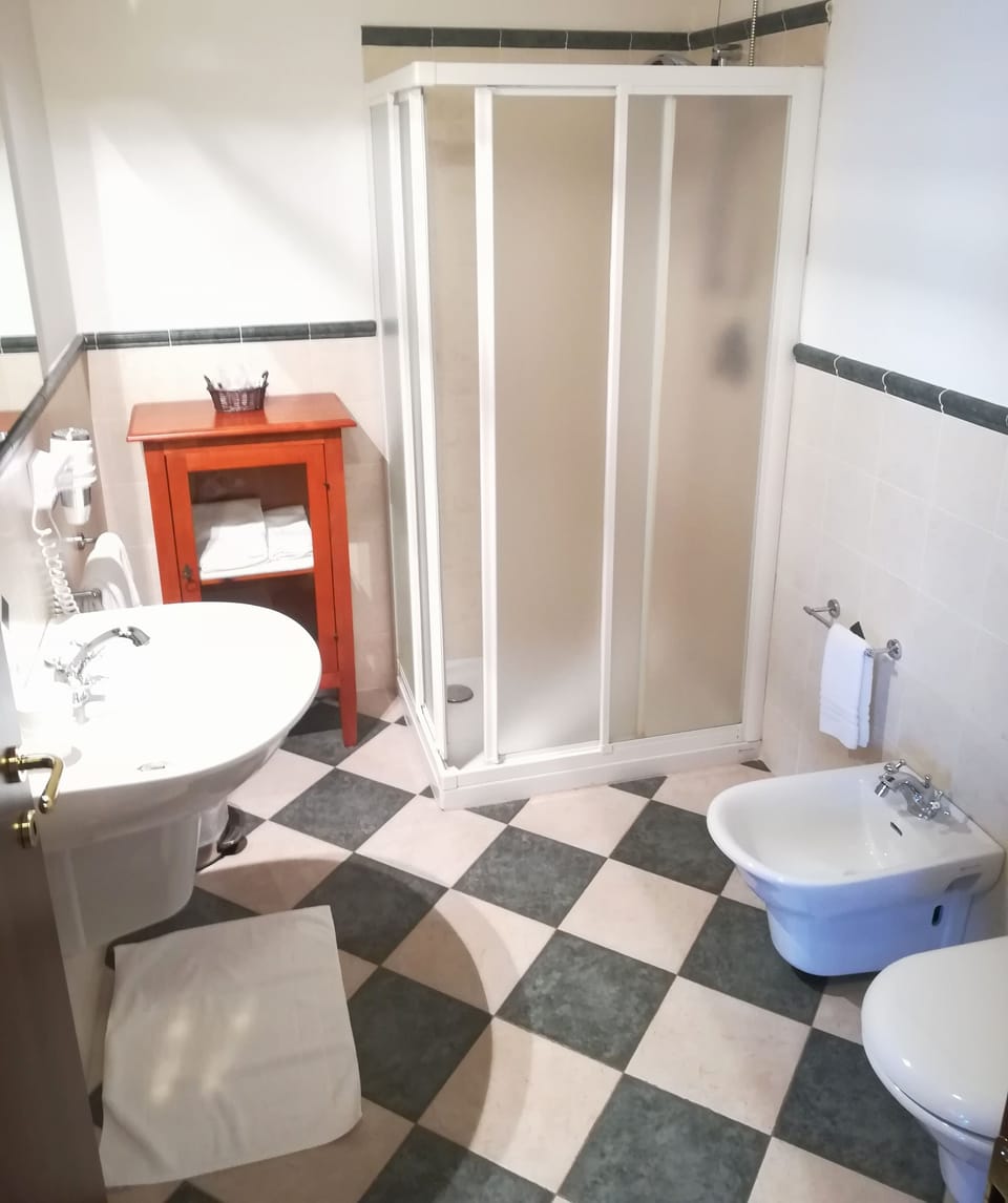 Double Room | Bathroom | Shower, rainfall showerhead, free toiletries, hair dryer