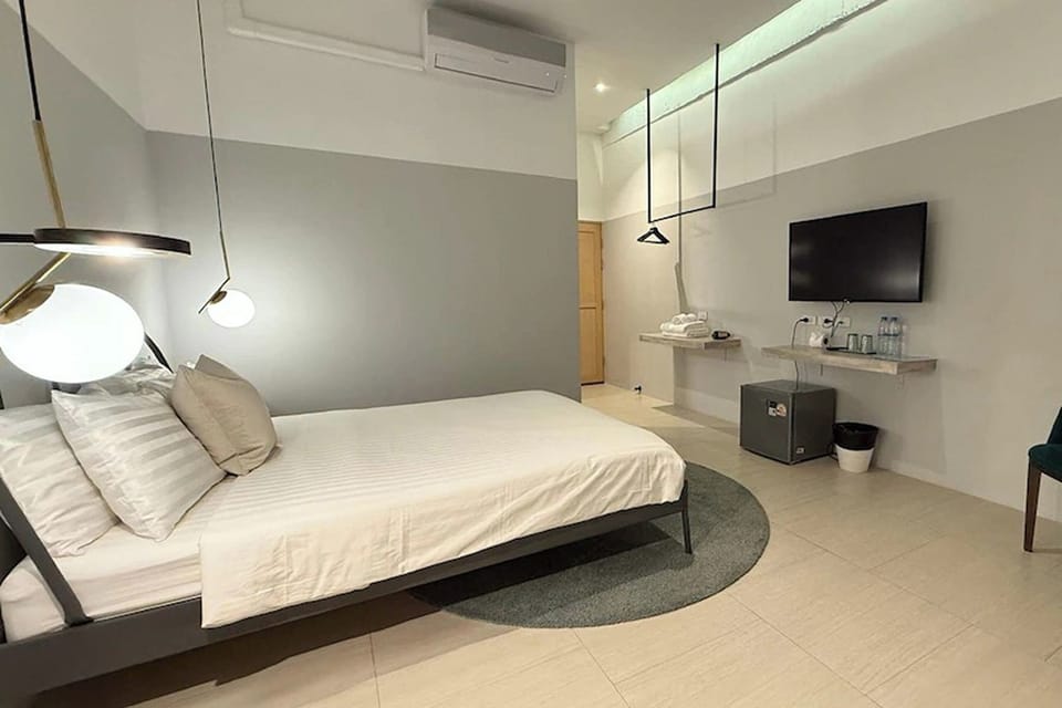 Cozy Queen Room | Soundproofing, iron/ironing board, free WiFi, bed sheets