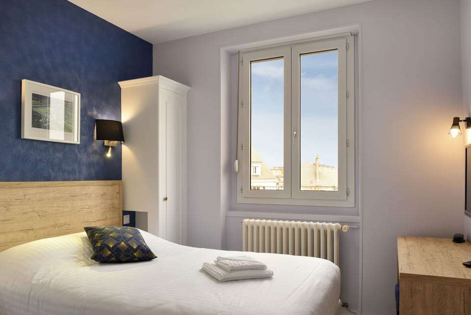 Economy Double Room | In-room safe, desk, soundproofing, free WiFi