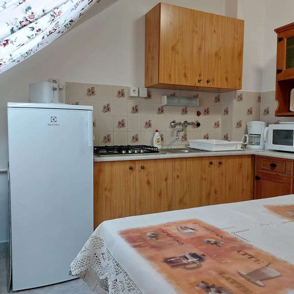 Family Apartment, 2 Bedrooms, Non Smoking, Garden View | Private kitchen | Fridge, microwave, stovetop, coffee/tea maker