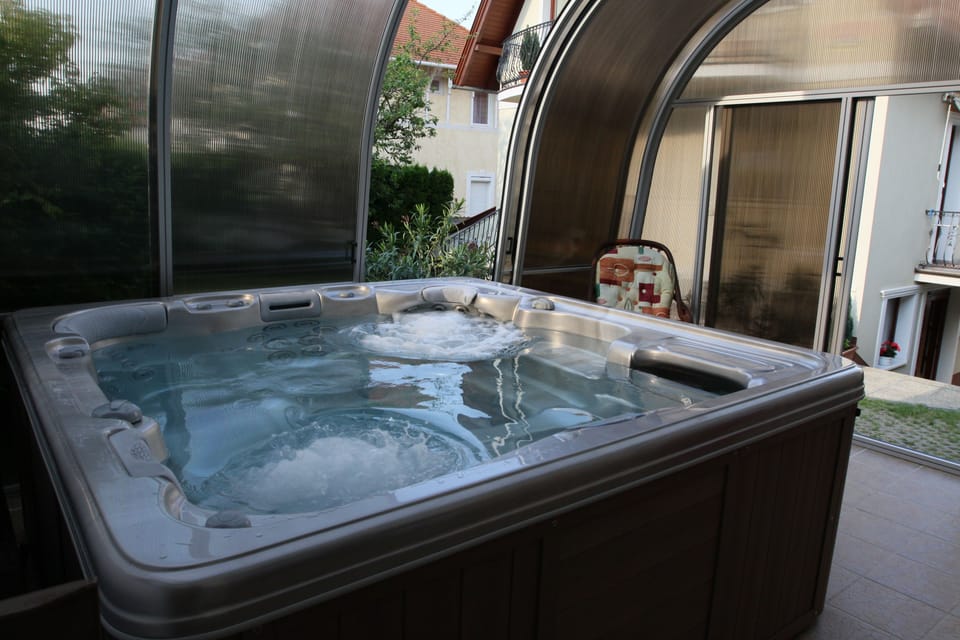 Indoor spa tub