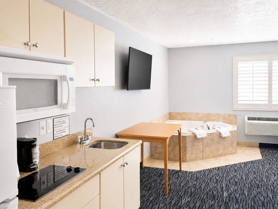 Studio Jacuzzi Suite King Bed | Desk, laptop workspace, iron/ironing board, free WiFi