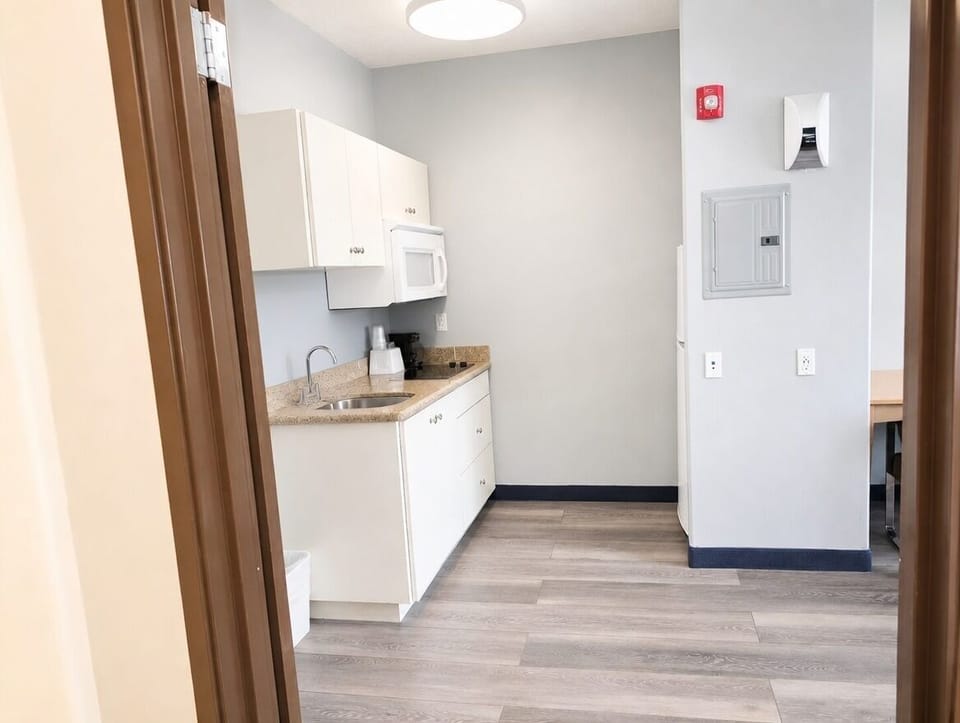 Studio Single Queen Bed | Private kitchen | Full-size fridge, microwave, stovetop, coffee/tea maker