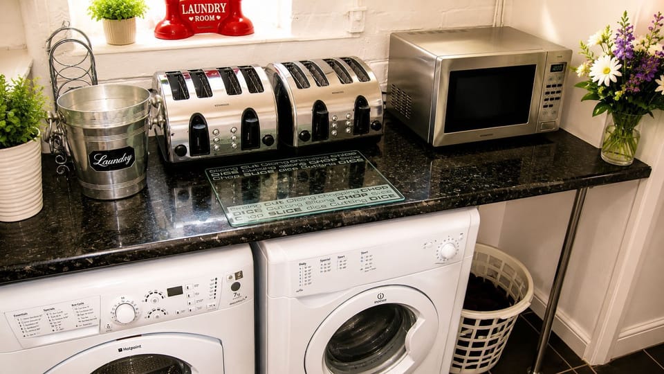 6 bedrooms, iron/ironing board, WiFi (free), bed sheets