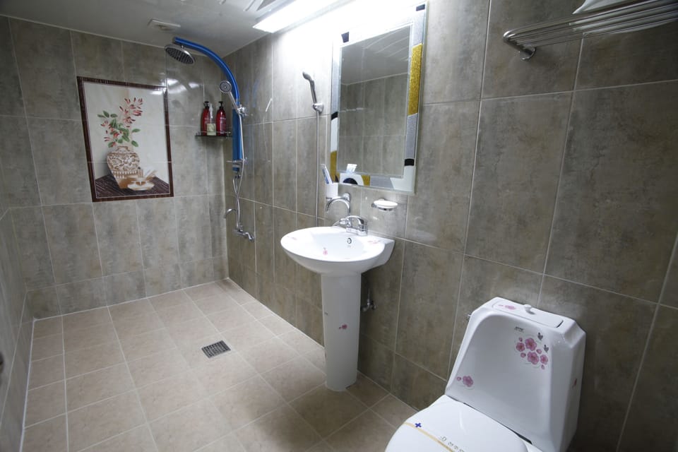 Suite | Bathroom | Shower, free toiletries, hair dryer, bathrobes