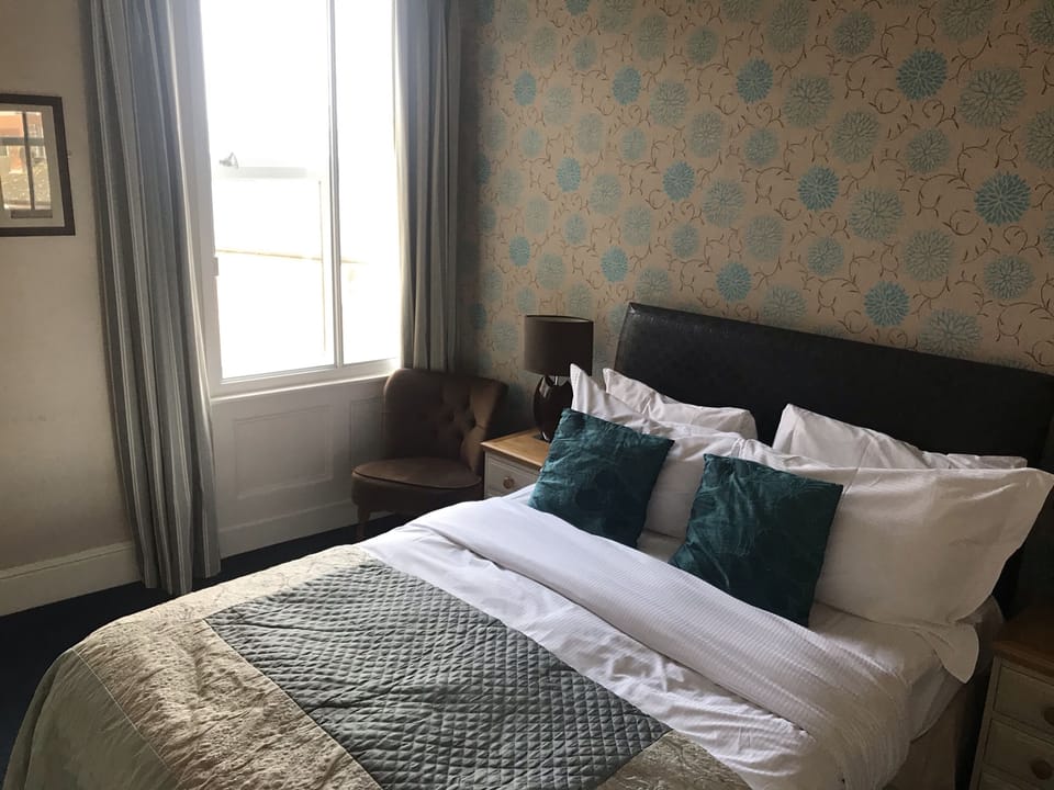 Family Room (Empire Room) | Desk, iron/ironing board, free cribs/infant beds, free WiFi
