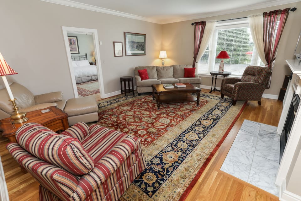 Executive Suite, 1 King Bed, Accessible, Golf View | Living room | Flat-screen TV