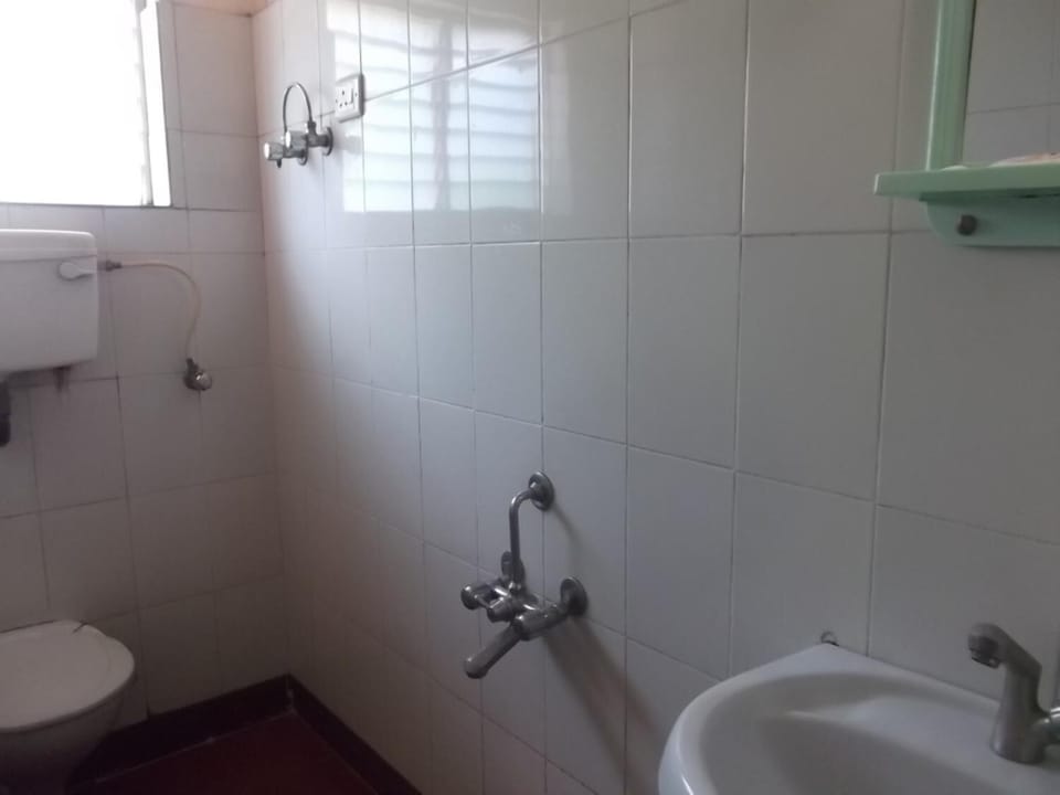 Shower, free toiletries