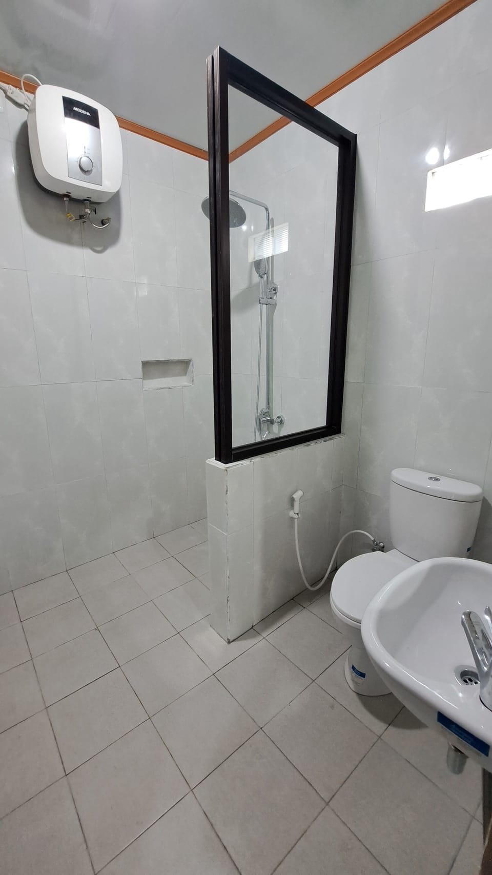 Family Room | Bathroom | Shower, free toiletries, towels