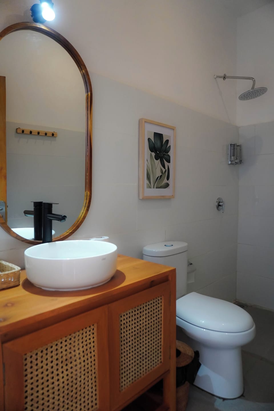 Standard Room with Balcony | Bathroom | Shower, bidet, towels, soap