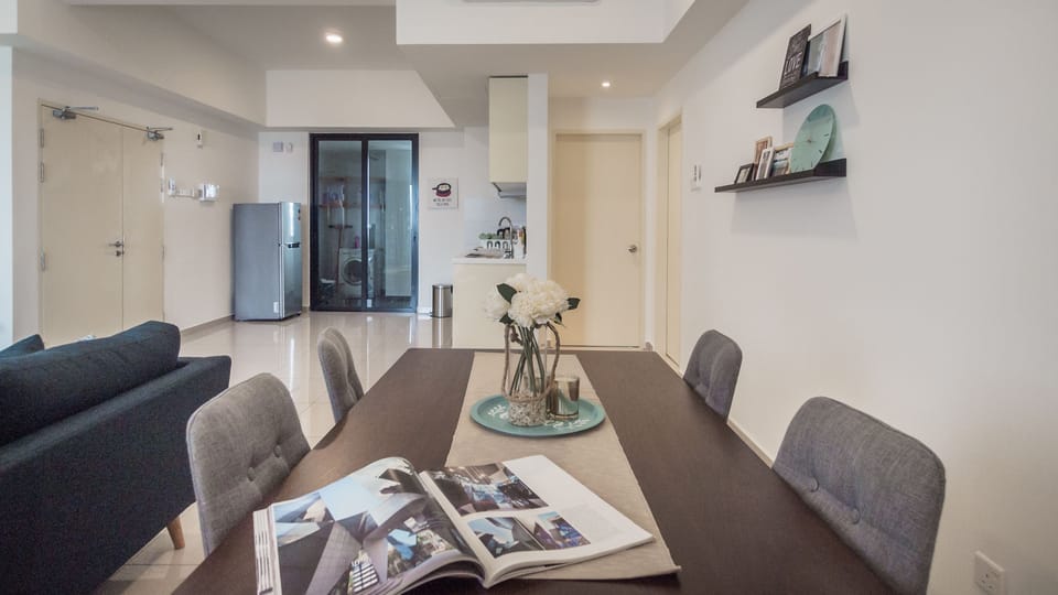 Deluxe Apartment, 2 Bedrooms, Non Smoking, City View | In-room dining