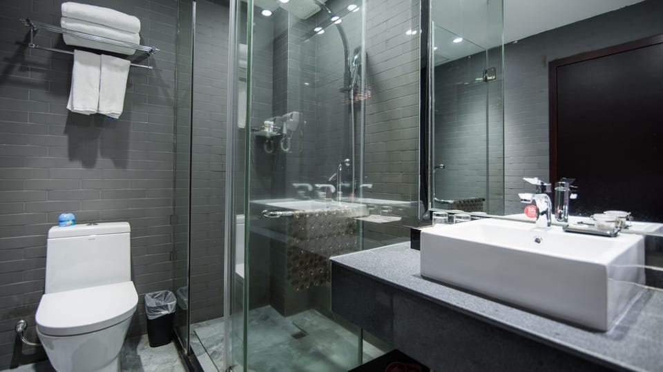 Elite Double Room (Mainland Chinese Citizen Only) | Bathroom | Shower, rainfall showerhead, free toiletries, hair dryer
