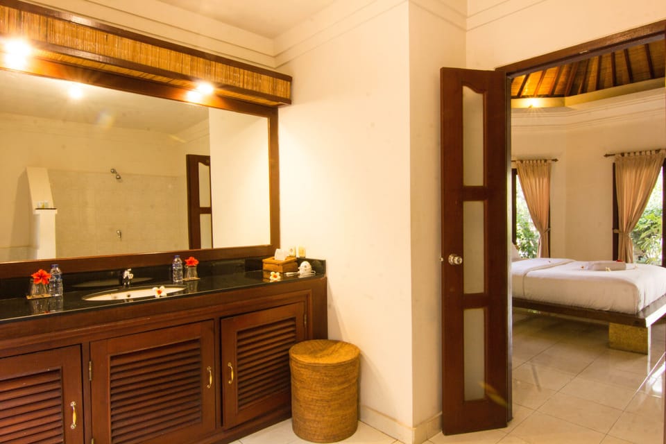 Deluxe Double Room, Sea View | Minibar, in-room safe, desk, iron/ironing board (on request)