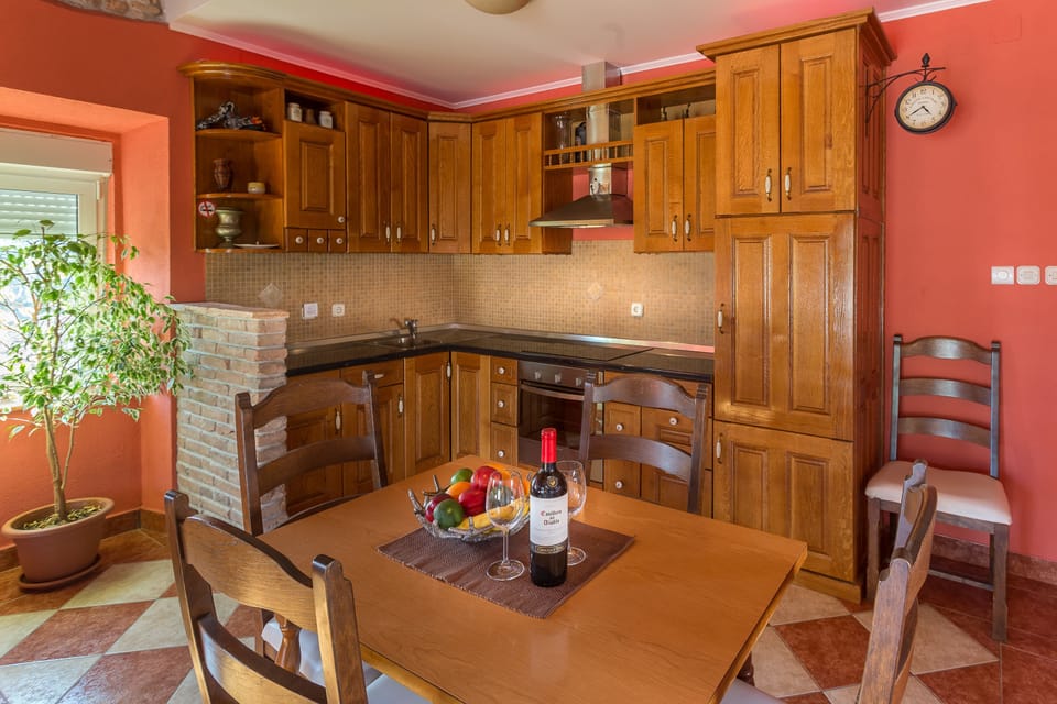 Comfort Villa, Multiple Beds, Non Smoking, Partial Sea View | In-room dining