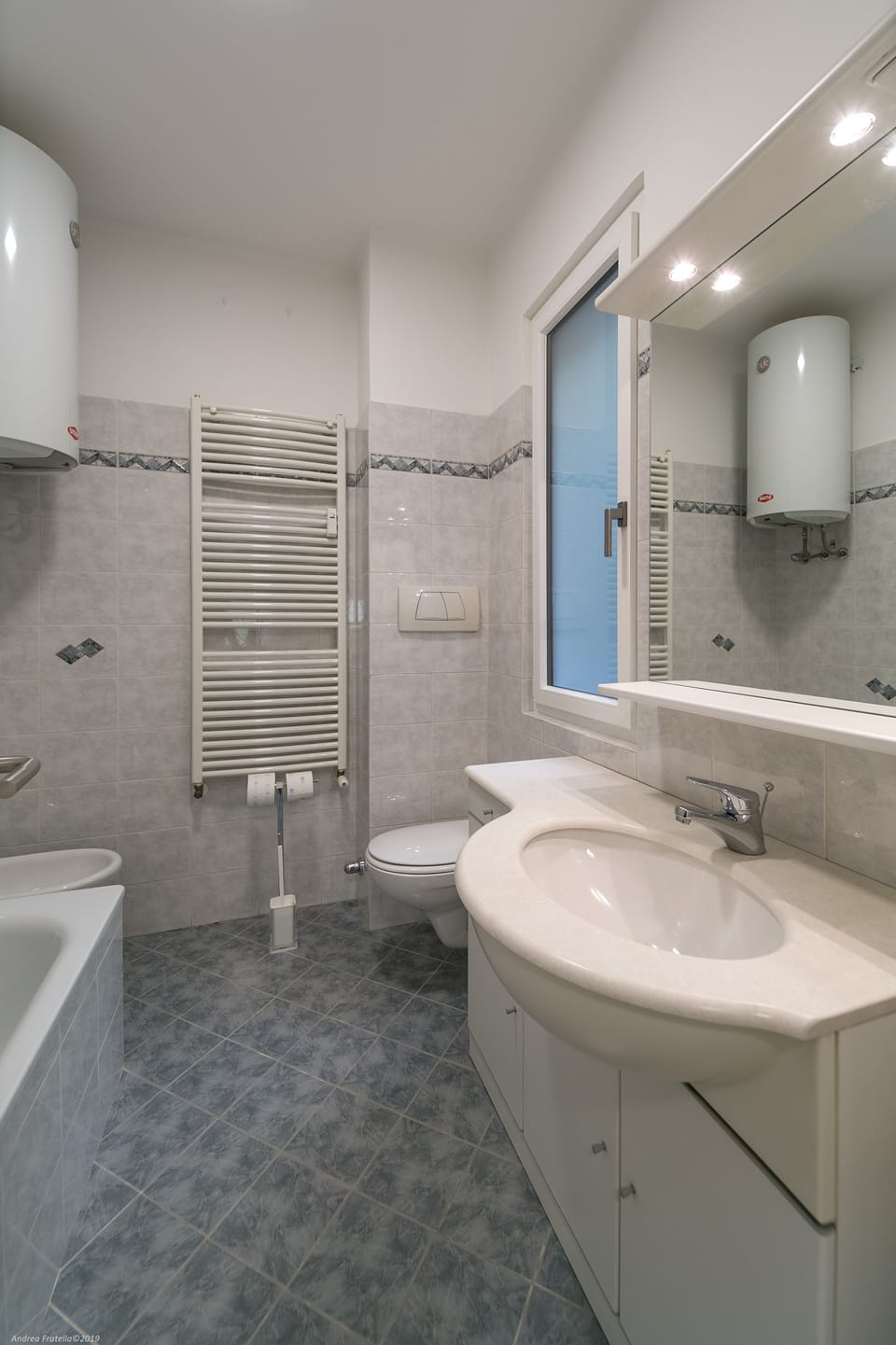 Combined shower/tub, bidet, towels