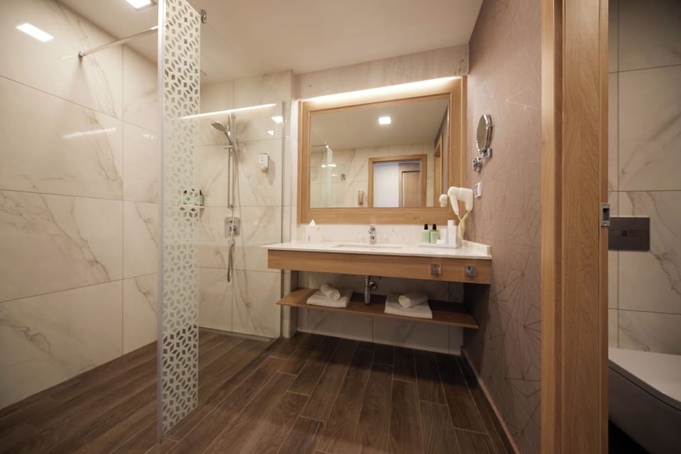 Minibar, in-room safe, soundproofing, iron/ironing board