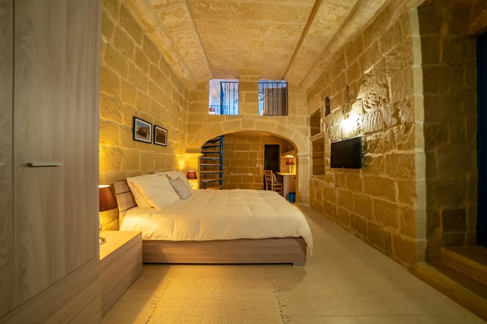 Family Suite | In-room safe, laptop workspace, free WiFi, bed sheets