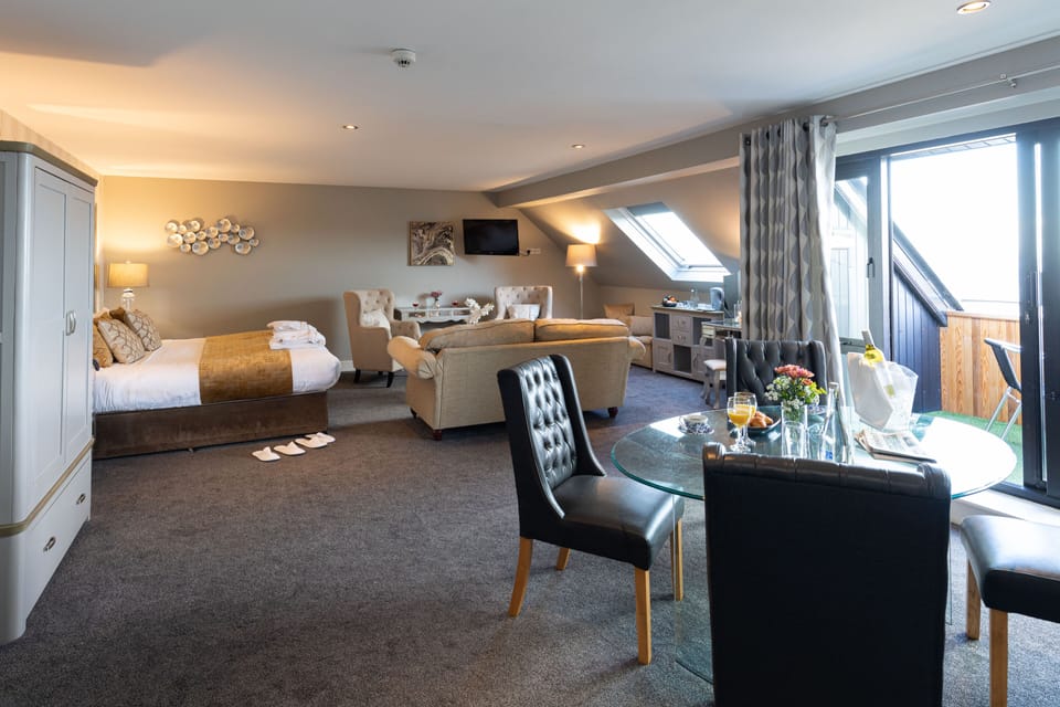 Deluxe Room, 1 King Bed | In-room safe, individually decorated, individually furnished, desk