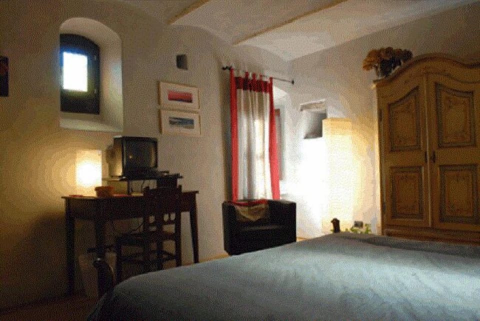 Comfort Room, Non Smoking, Ground Floor | Desk, blackout drapes, free cribs/infant beds, travel crib