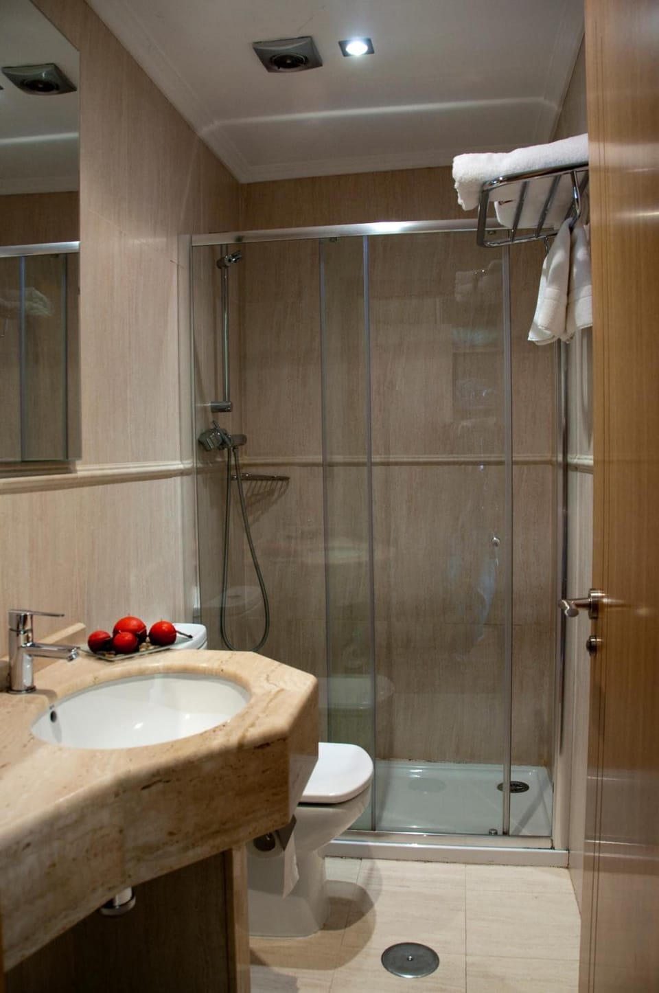 Combined shower/tub, hair dryer, bidet, towels