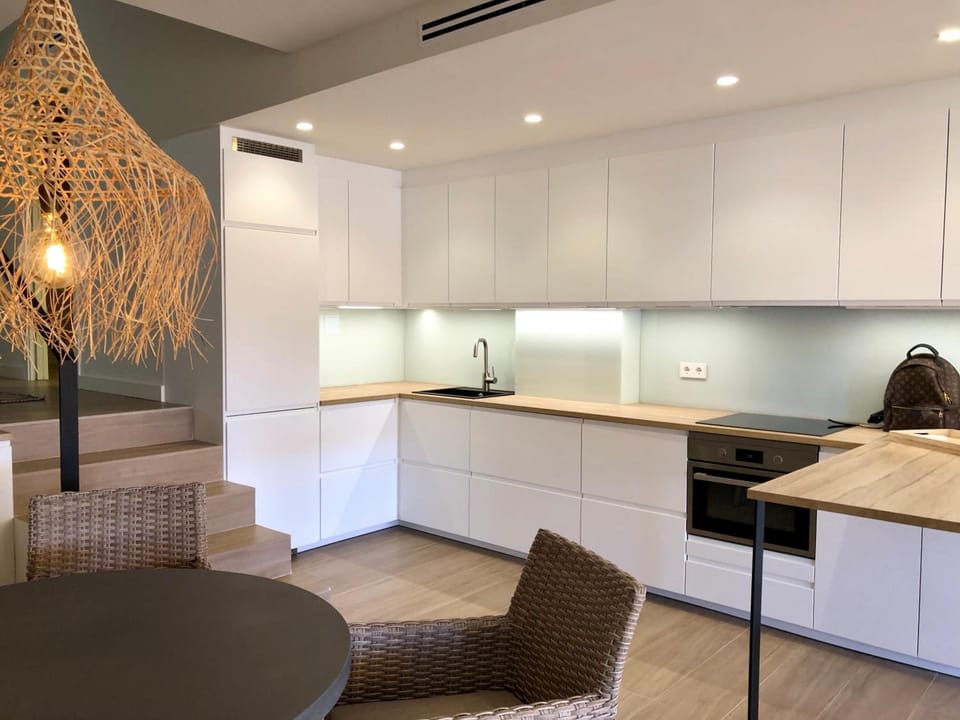 Full-size fridge, microwave, oven, stovetop