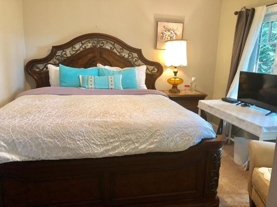 Standard King Single bed, Non smoking, Private bathroom | Desk, iron/ironing board, free WiFi, bed sheets