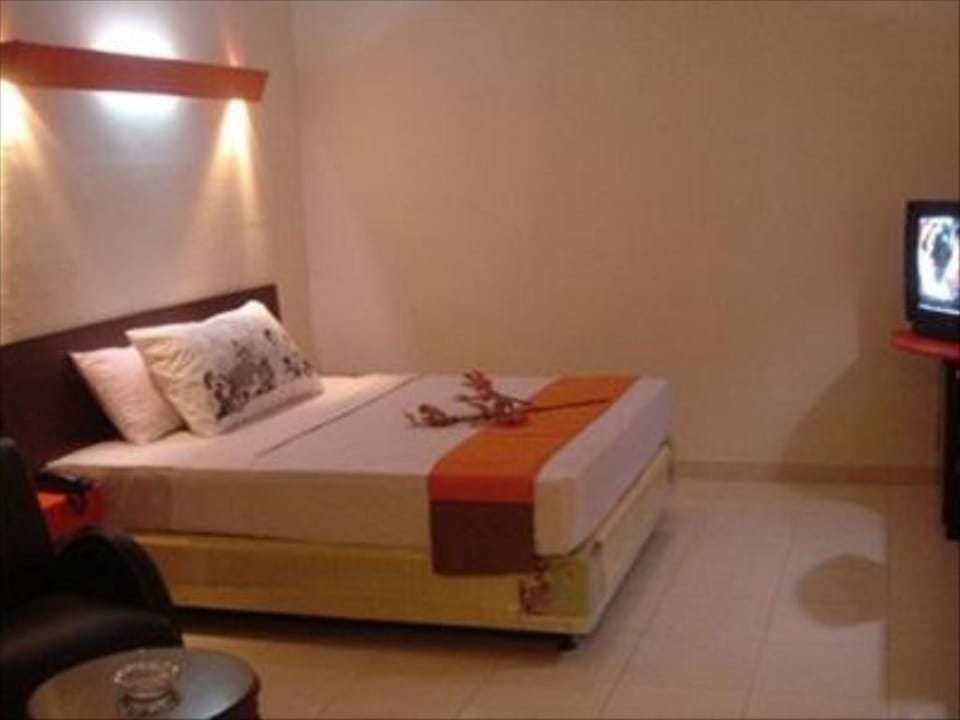 Deluxe Room | Desk, bed sheets