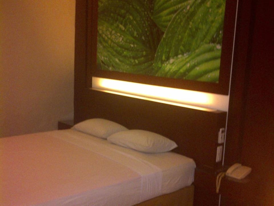 Suite | Desk, bed sheets