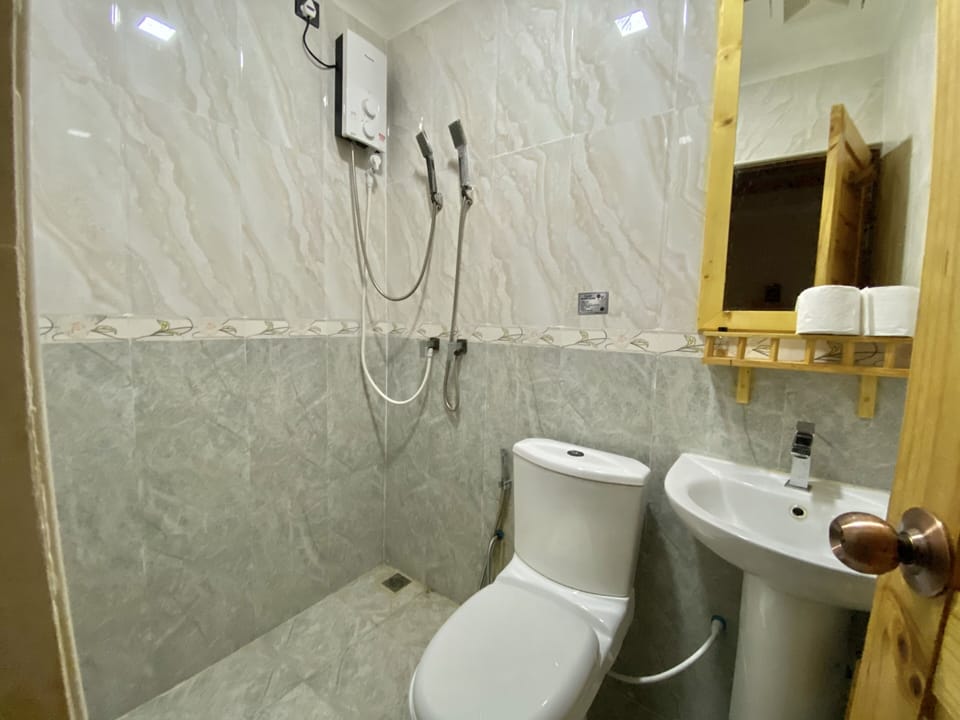 Deluxe Double Room | Bathroom | Shower, free toiletries, towels