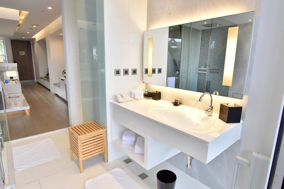 Seashore Honeymoon Suite | Bathroom sink