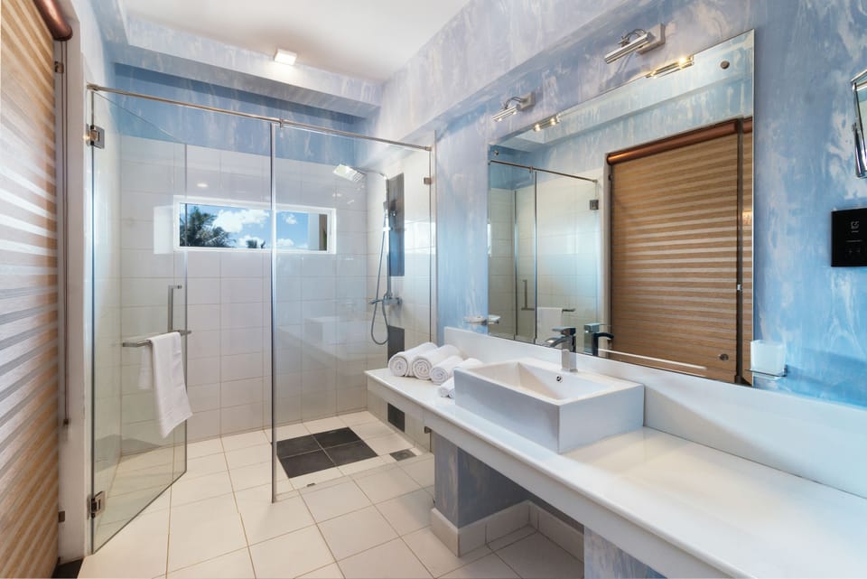 Shower, rainfall showerhead, free toiletries, hair dryer