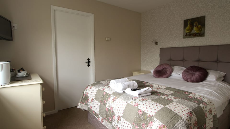 Double Room, Ensuite (Room 6) | Individually decorated, iron/ironing board, free WiFi, bed sheets