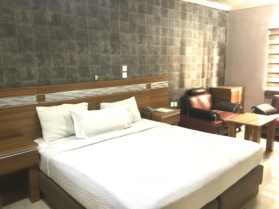 Executive Room, Pool View | Minibar, in-room safe, desk, laptop workspace
